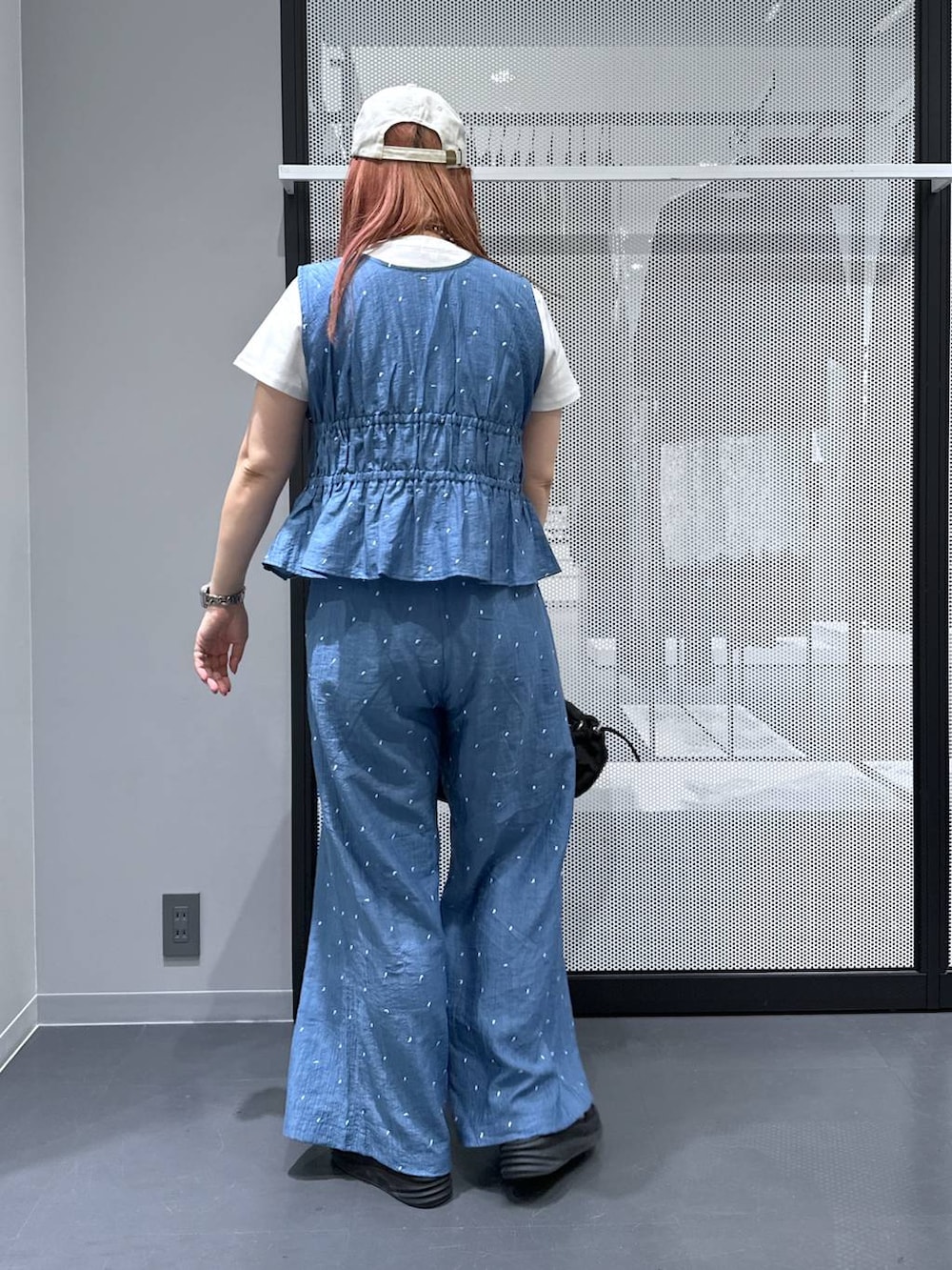 ホワイト系のTシャツ/カットソー、ブラック系のショルダーバッグ、ブルー系のその他トップスを着用したレディースの夏コーディネートの5枚目の写真