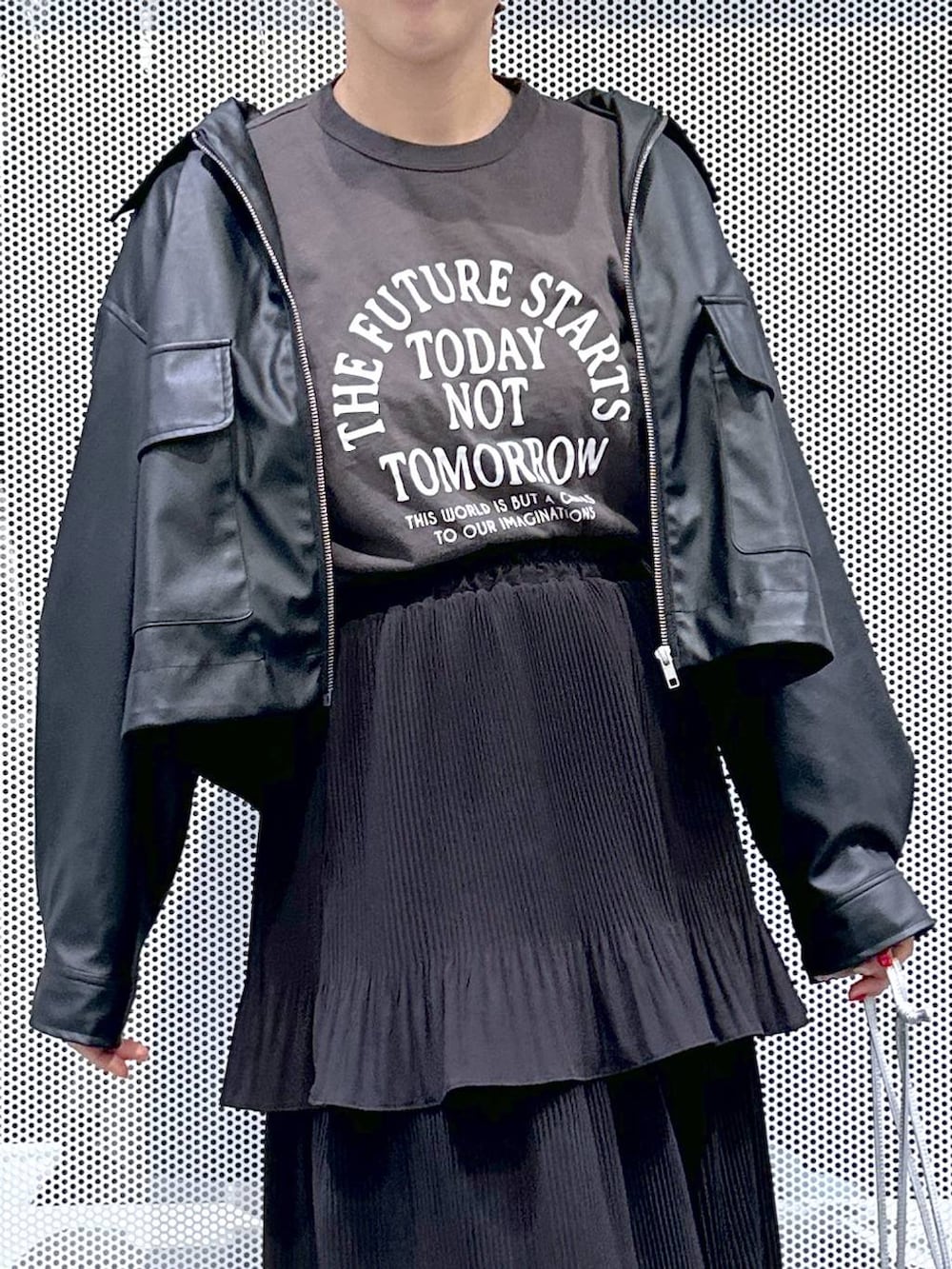 グレー系のデニムジャケット、シルバー系のショルダーバッグ、ブラック系のスカートを着用したレディースの春コーディネートの4枚目の写真