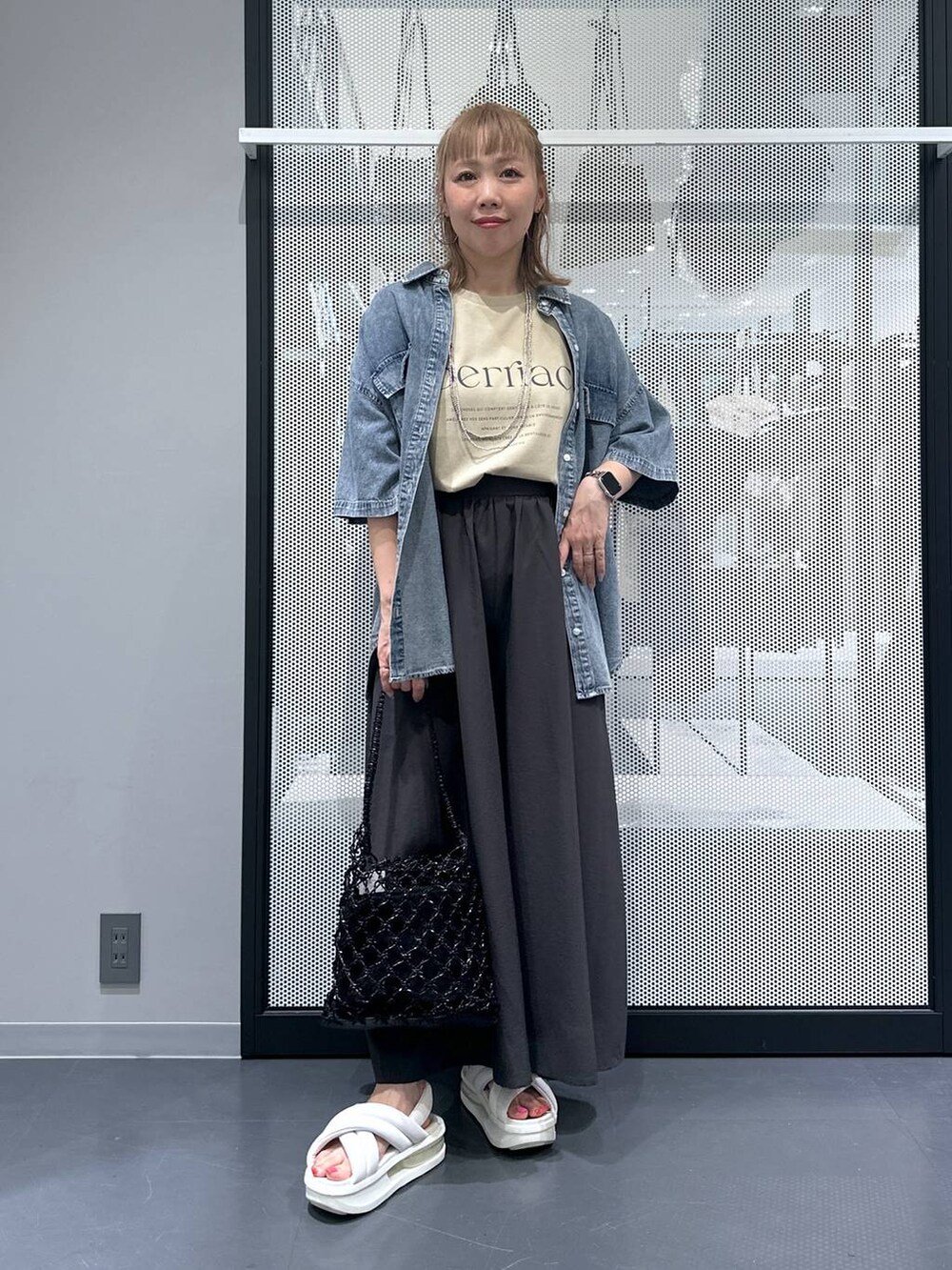 ブラック系のかごバッグ、ブルー系のシャツ/ブラウス、グレー系のその他パンツを着用したレディースの夏コーディネートの6枚目の写真