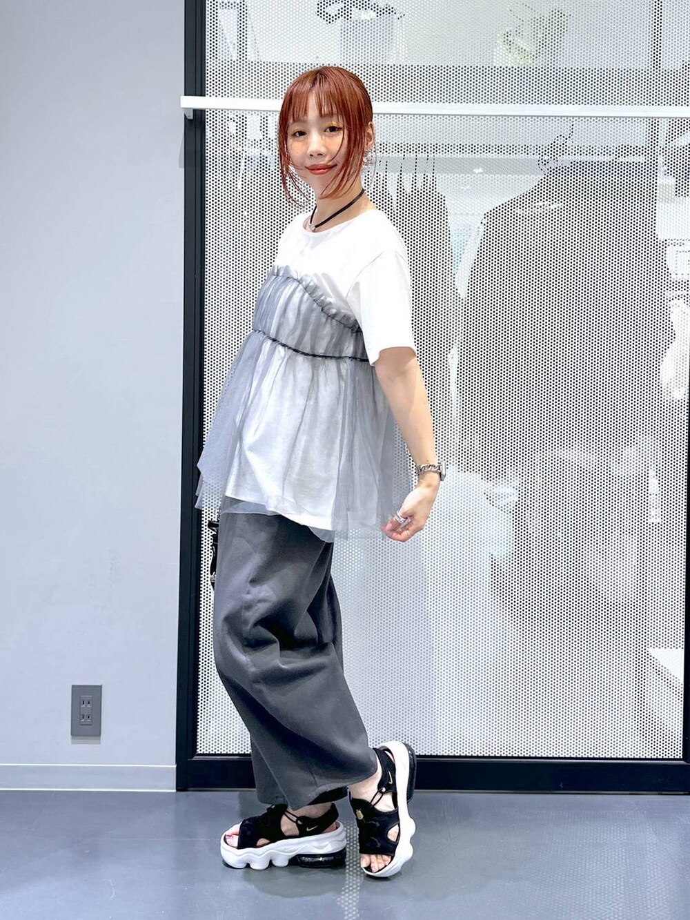 グレー系のその他パンツ、グレー系のTシャツ/カットソー、ホワイト系のショルダーバッグを着用したレディースの夏コーディネートの2枚目の写真