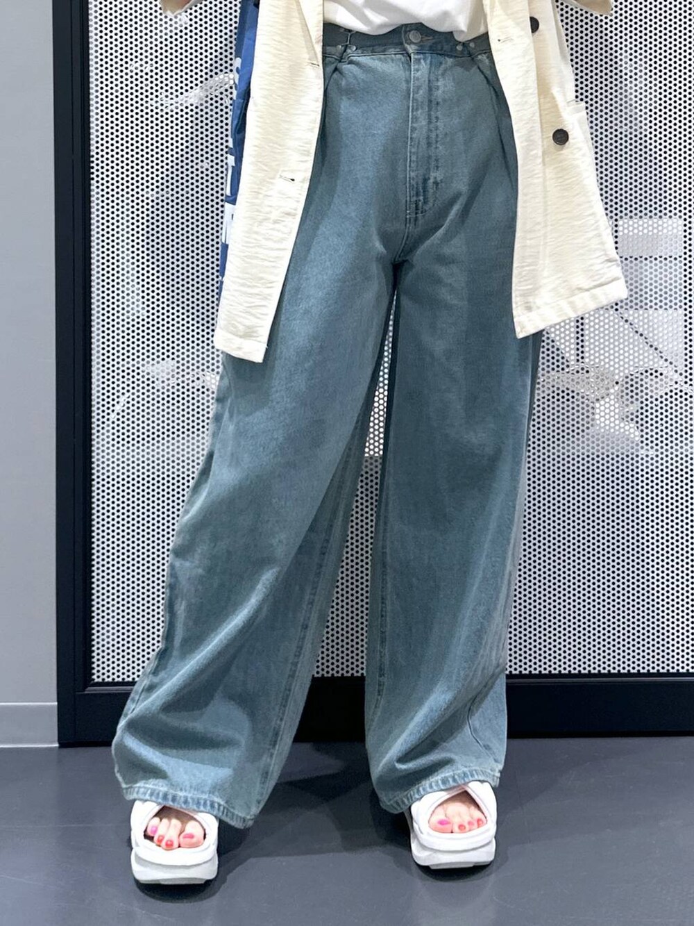 ブルー系のデニムパンツ、ホワイト系のTシャツ/カットソー、ホワイト系のテーラードジャケットを着用したレディースの春コーディネートの6枚目の写真