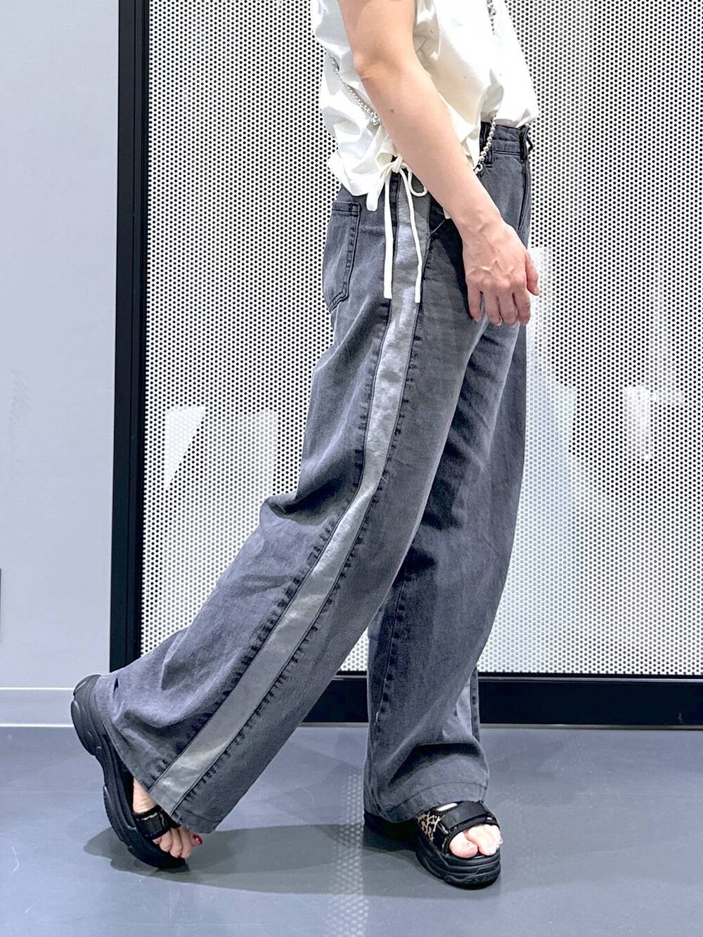 その他のサンダル、ブラック系のデニムパンツ、ホワイト系のTシャツ/カットソーを着用したレディースの夏コーディネートの7枚目の写真