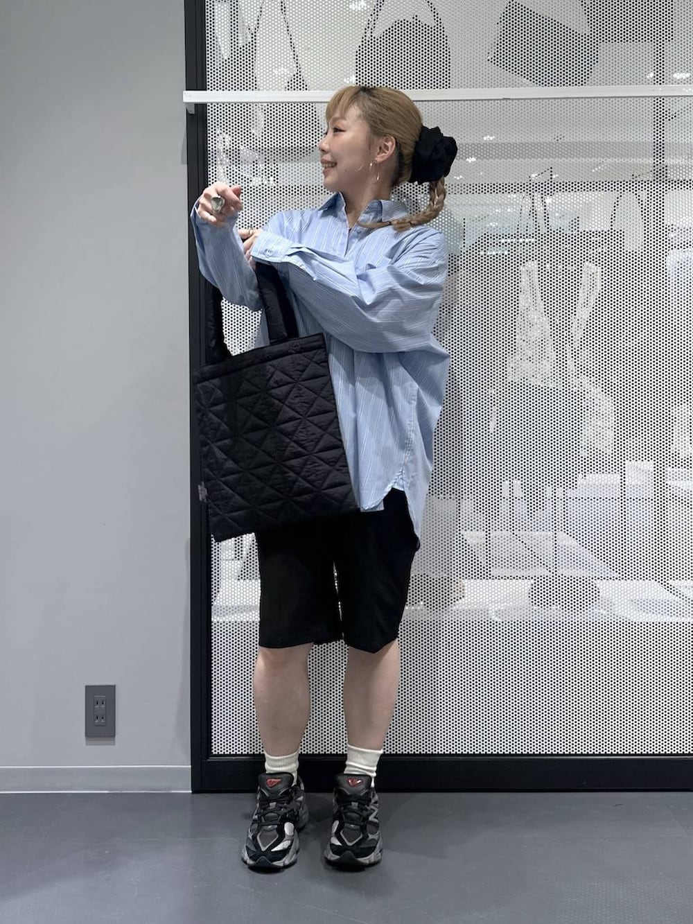 ブルー系のシャツ/ブラウス、ブラック系のその他パンツ、その他のピアス(両耳用)を着用したレディースの秋コーディネートの2枚目の写真