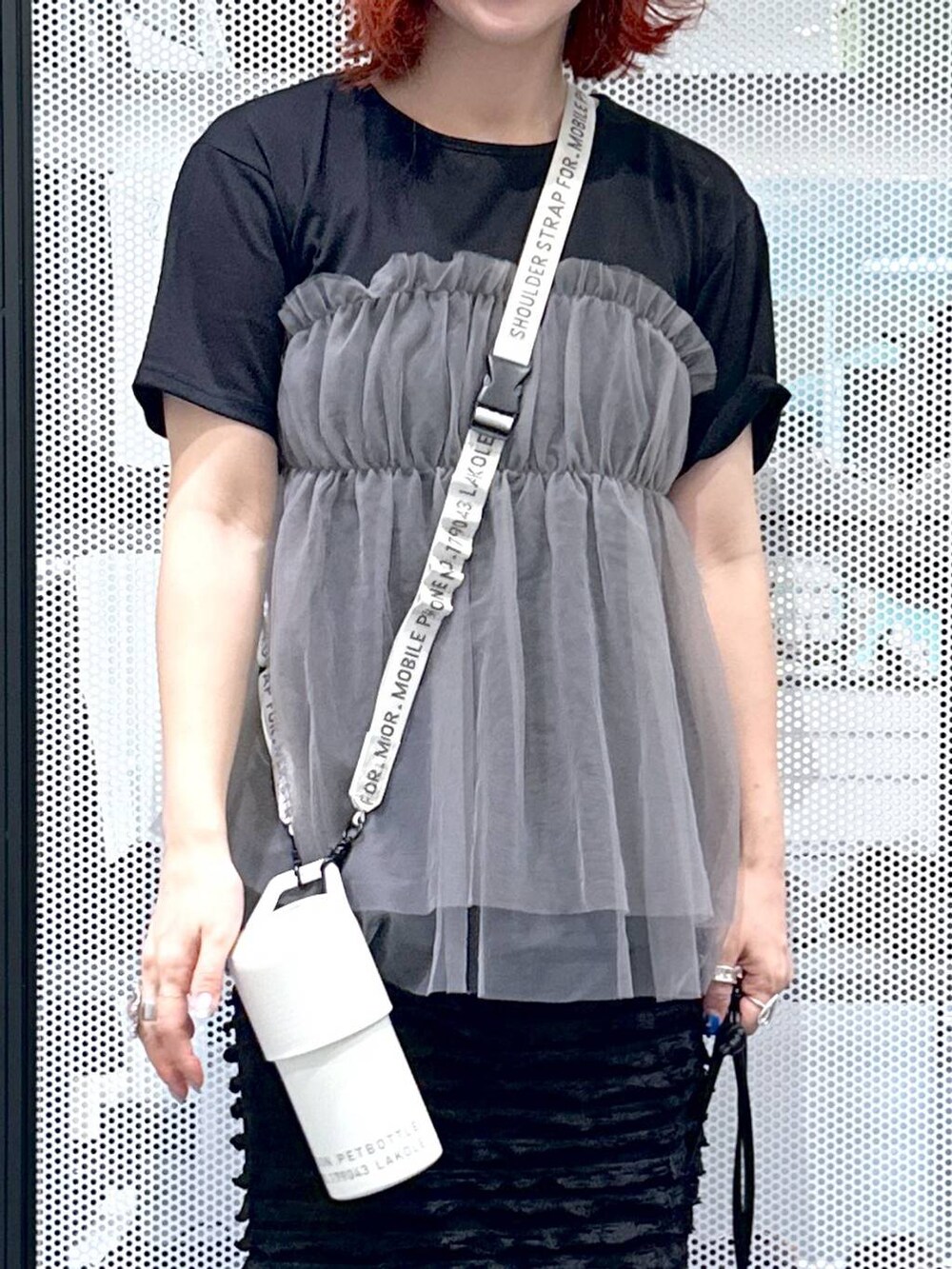 その他のサンダル、ブラック系のTシャツ/カットソー、ブラック系のショルダーバッグを着用したレディースの夏コーディネートの4枚目の写真