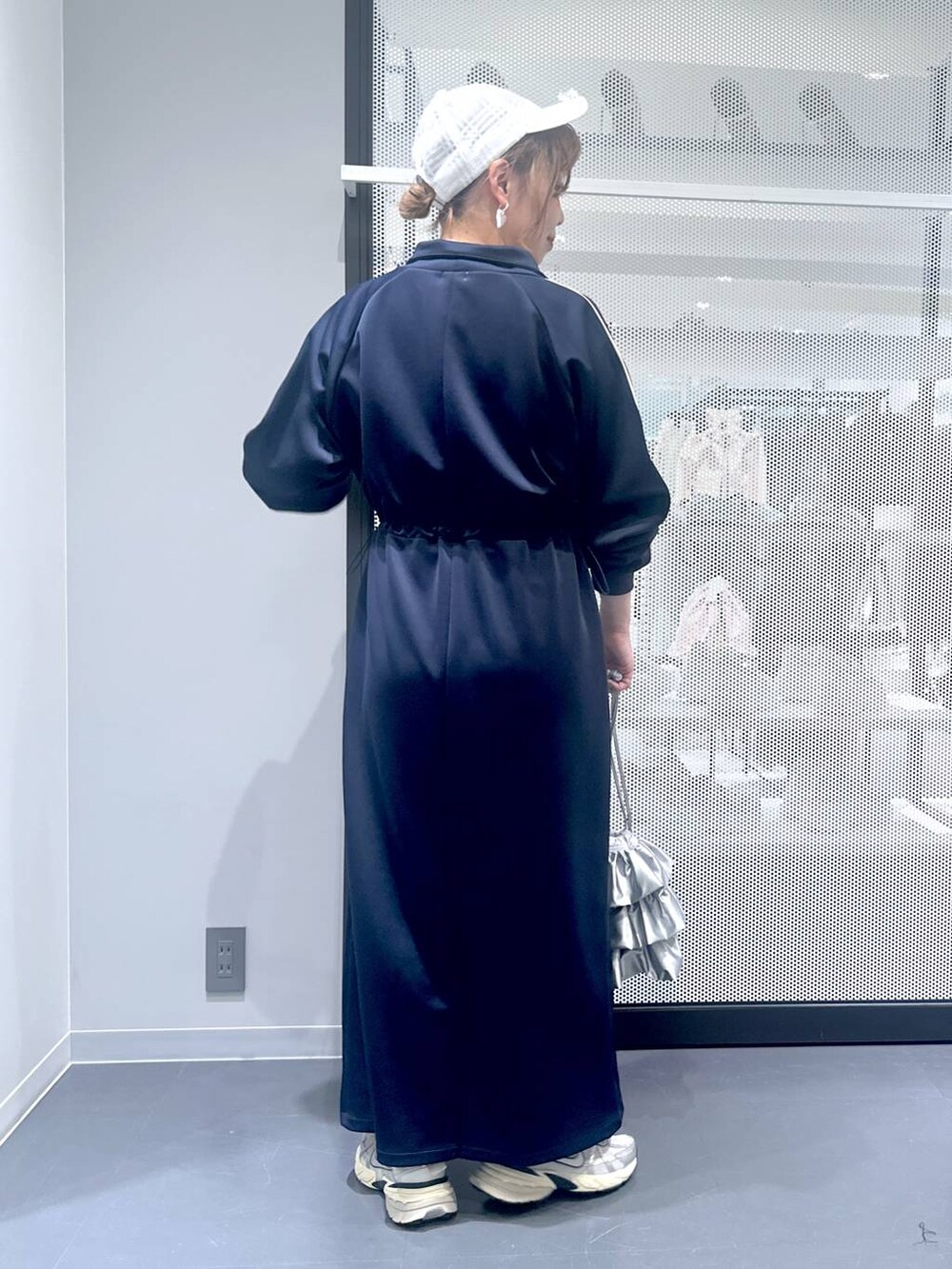 シルバー系のショルダーバッグ、ブルー系のワンピース、シルバー系のデジタル腕時計を着用したレディースの春コーディネートの3枚目の写真