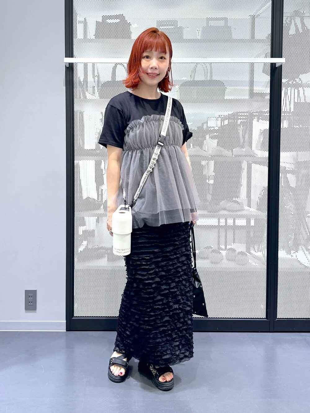 その他のサンダル、ブラック系のTシャツ/カットソー、ブラック系のショルダーバッグを着用したレディースの夏コーディネートの6枚目の写真