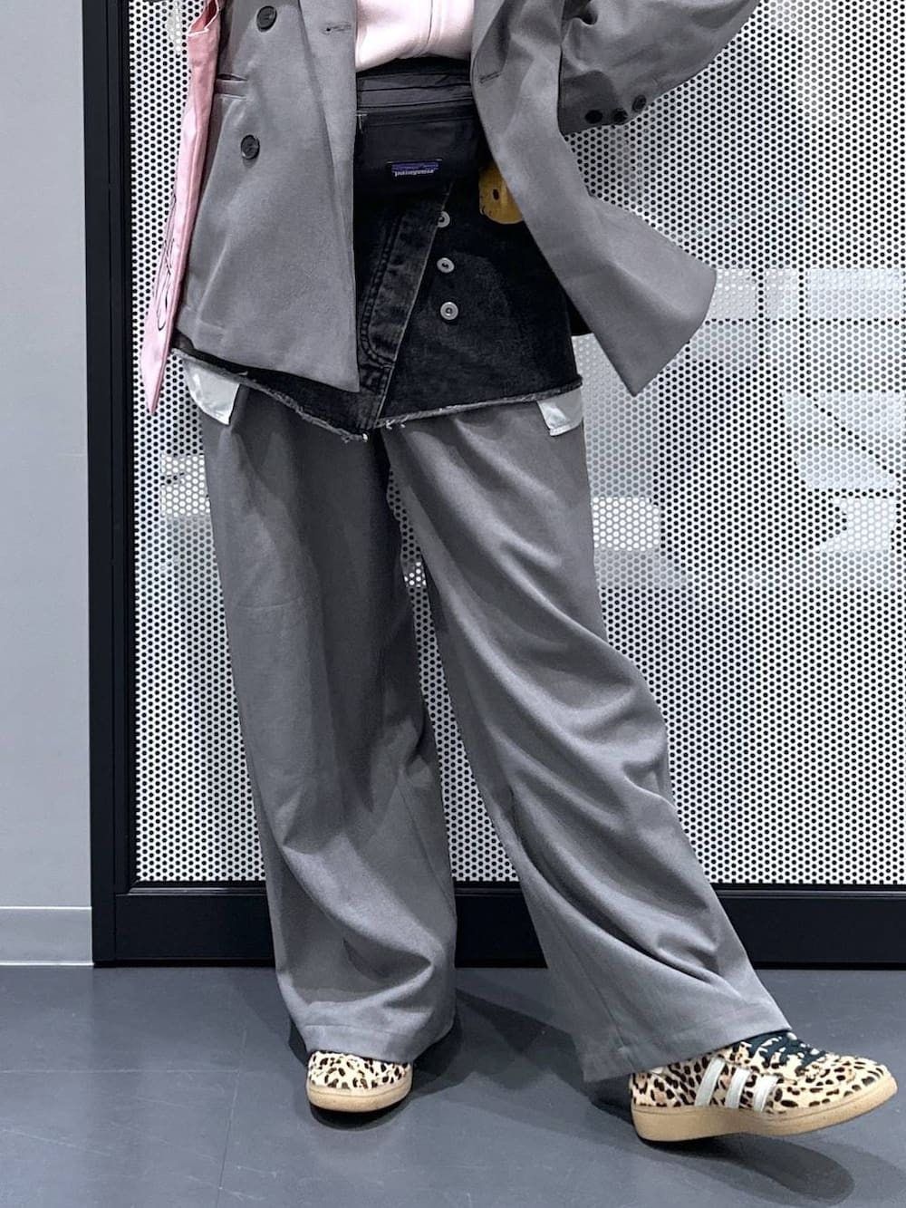 ホワイト系のTシャツ/カットソー、ピンク系のトートバッグ、ベージュ系のスニーカーを着用したレディースの春コーディネートの5枚目の写真