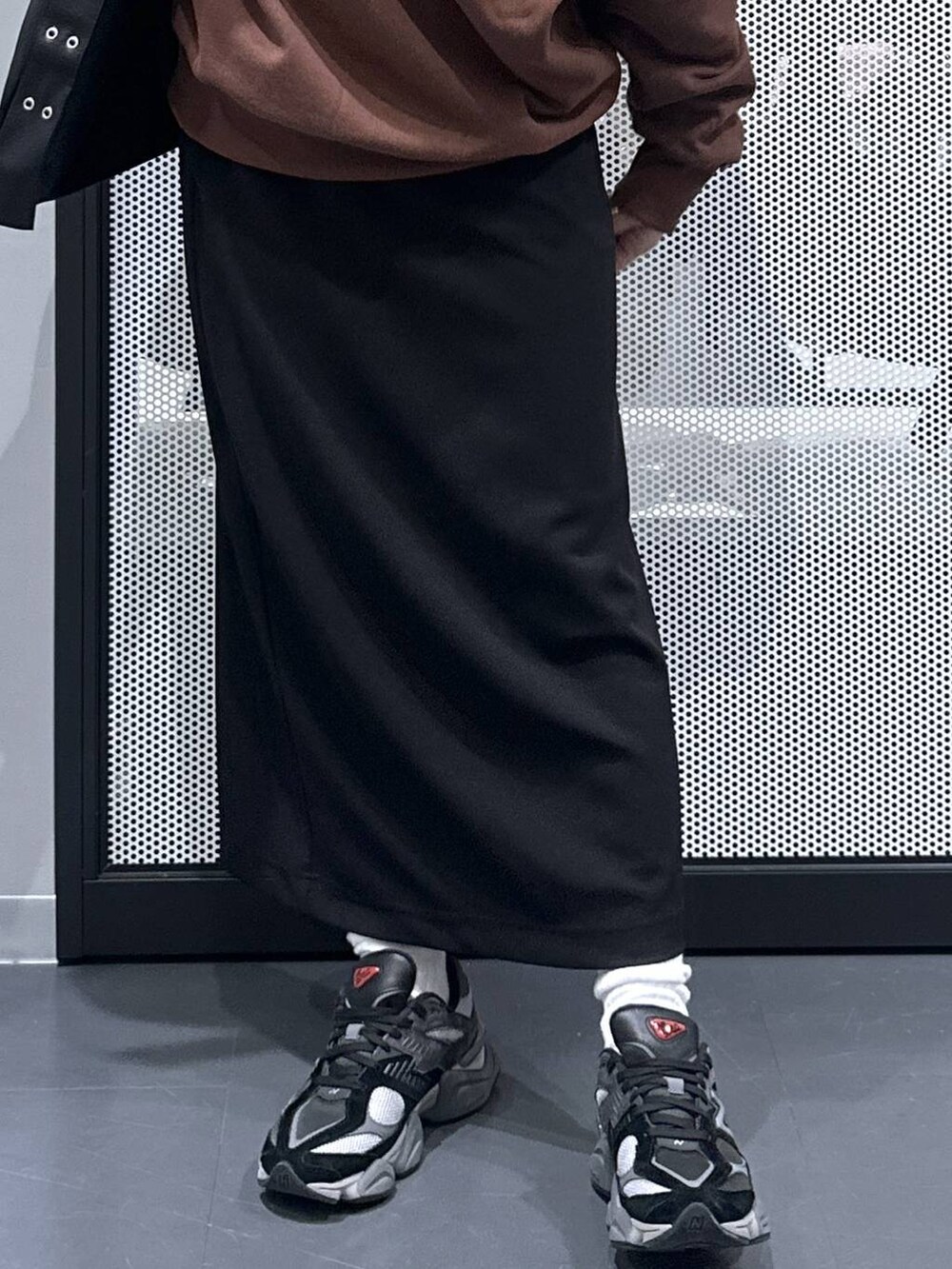 ブラック系のスカート、ブラック系のショルダーバッグ、その他のピアス(両耳用)を着用したレディースの冬コーディネートの5枚目の写真