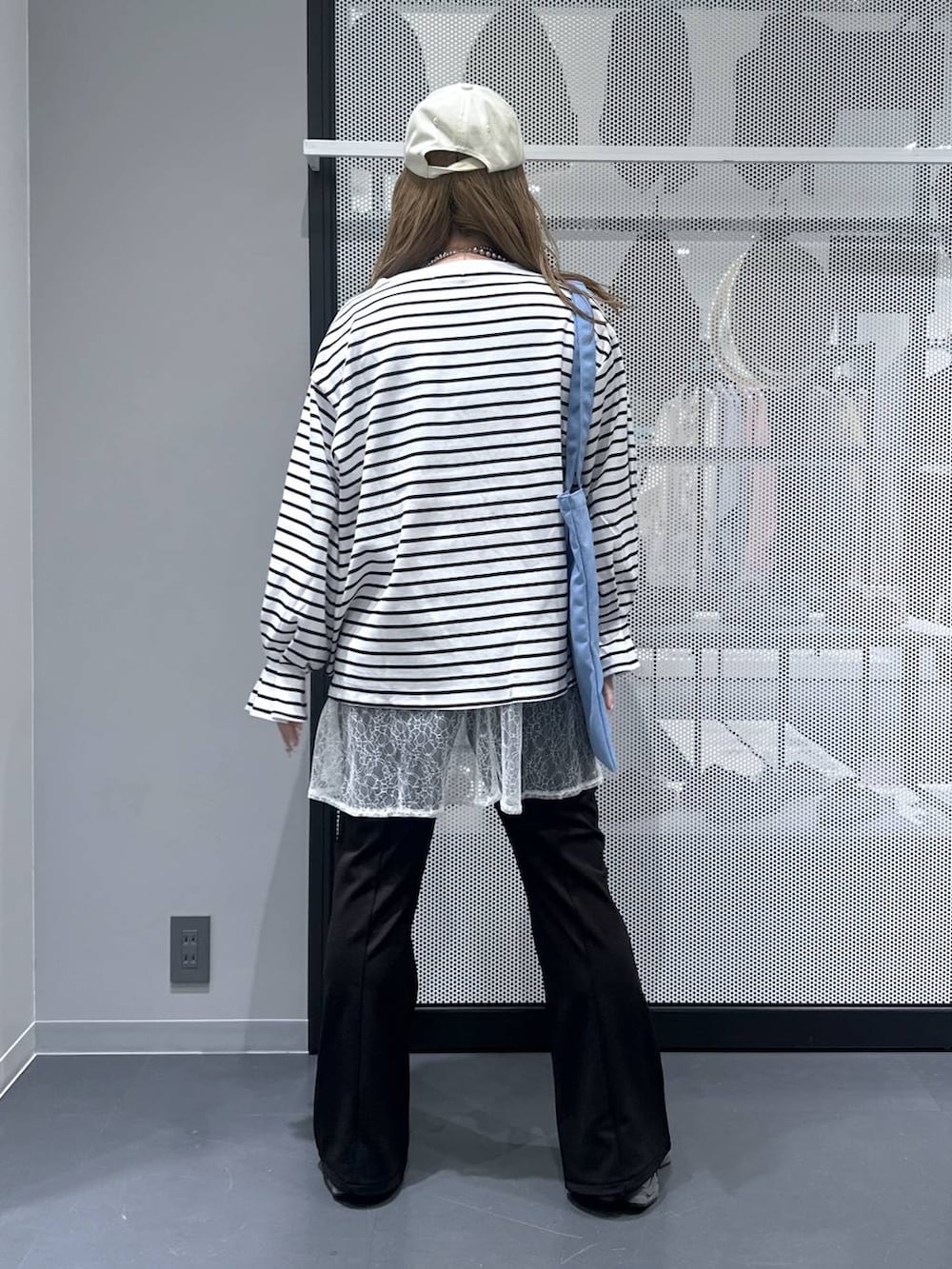 ブルー系のトートバッグ、ブラック系のその他パンツ、ホワイト系のワンピースを着用したレディースの春コーディネートの4枚目の写真