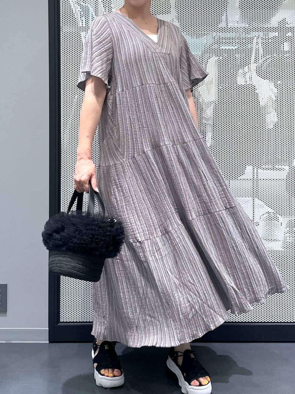ブラック系のショルダーバッグ、グレー系のワンピース、その他のヘアピンを着用したレディースの夏コーディネートの4枚目の写真