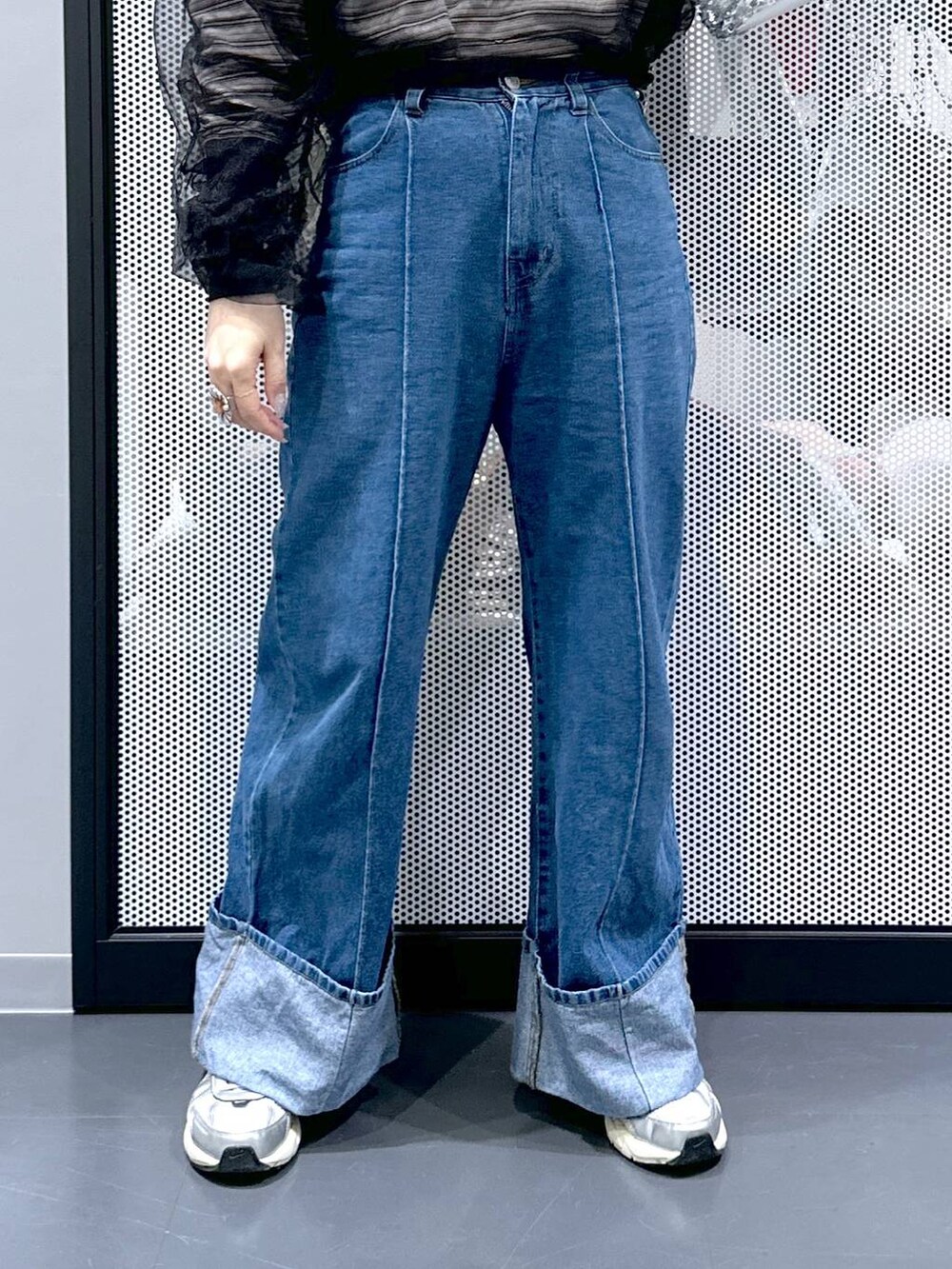 ブルー系のデニムパンツ、その他のショルダーバッグ、ブラック系のシャツ/ブラウスを着用したレディースの春コーディネートの5枚目の写真