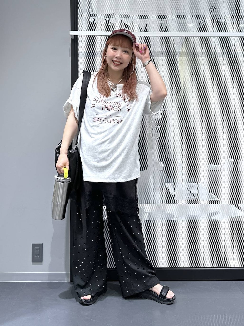 その他のその他パンツ、ブラック系のワンピース、ブラック系のショルダーバッグを着用したレディースの夏コーディネートの6枚目の写真