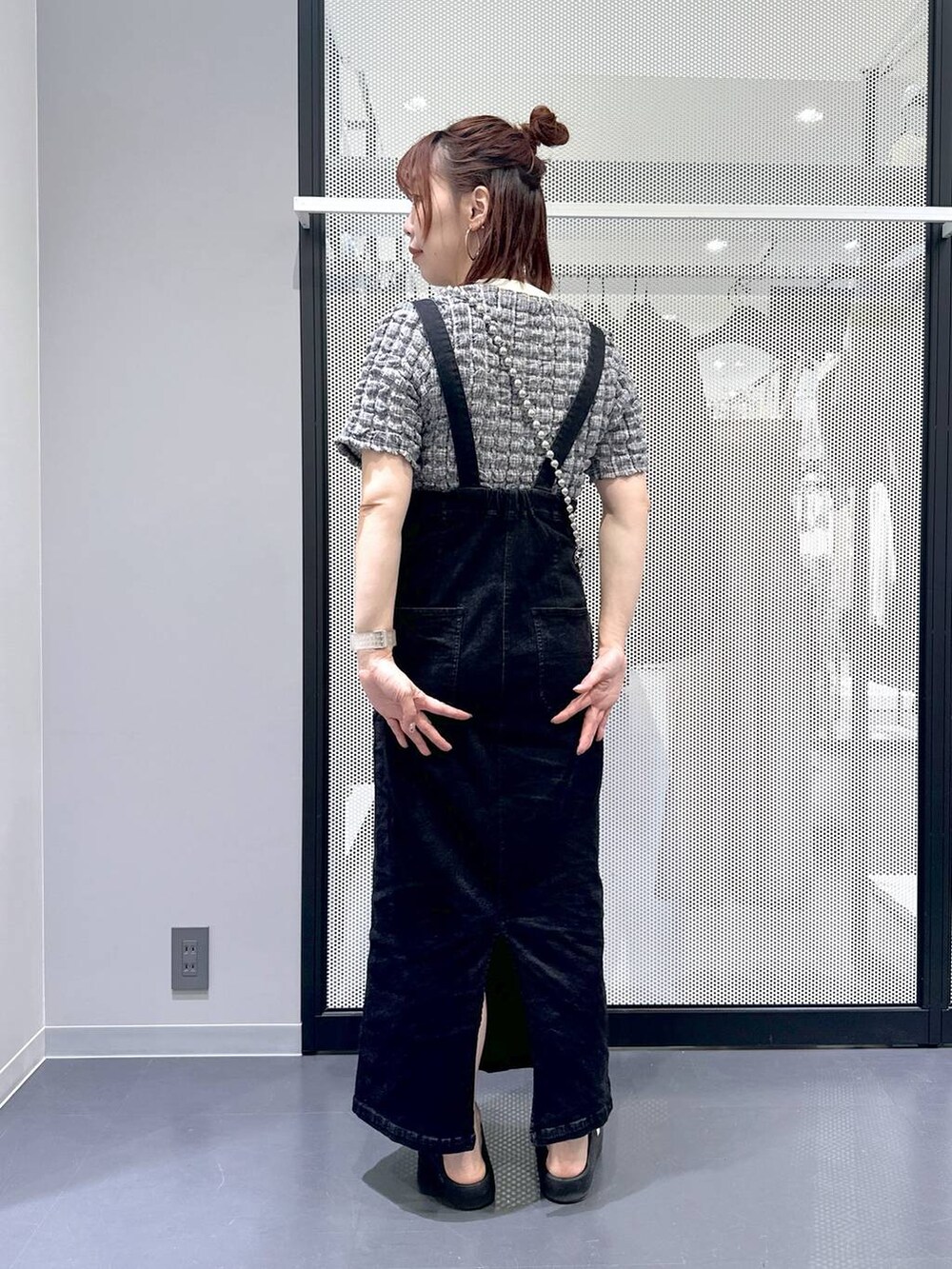 グレー系のジャンパースカート、ブラック系のサンダル、その他のTシャツ/カットソーを着用したレディースの夏コーディネートの3枚目の写真