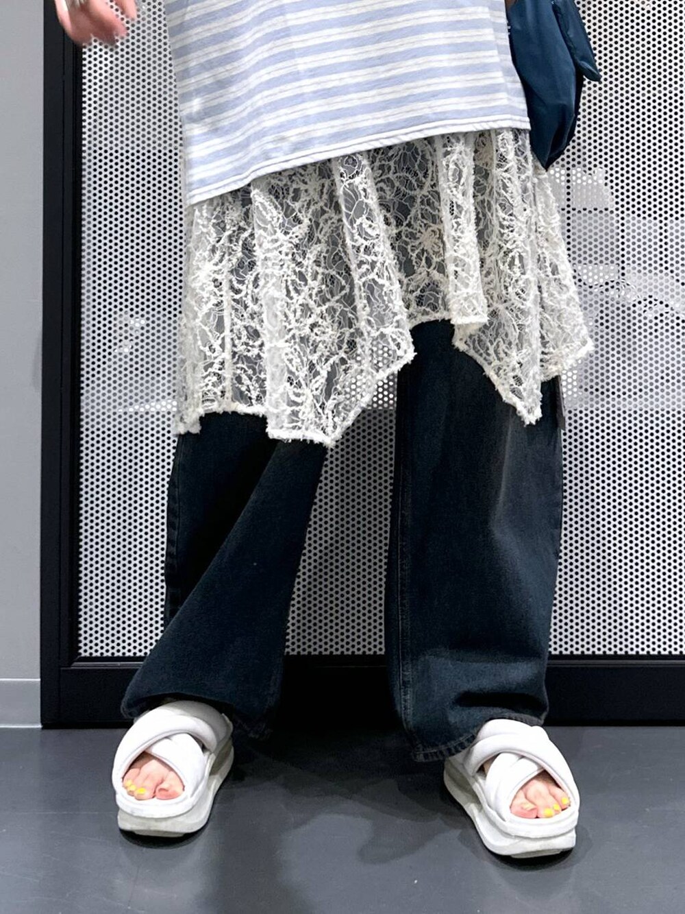 ブルー系のTシャツ/カットソー、ブルー系のデニムパンツ、ベージュ系のチュニックを着用したレディースの夏コーディネートの5枚目の写真