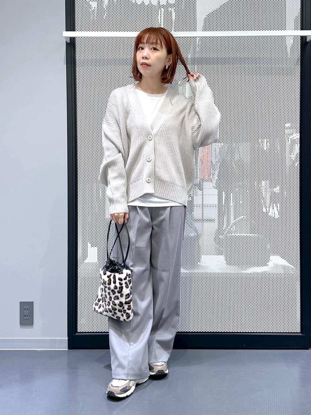 ブラウン系のスニーカー、グレー系のカーディガン/ボレロ、その他のショルダーバッグを着用したレディースの冬コーディネートの4枚目の写真