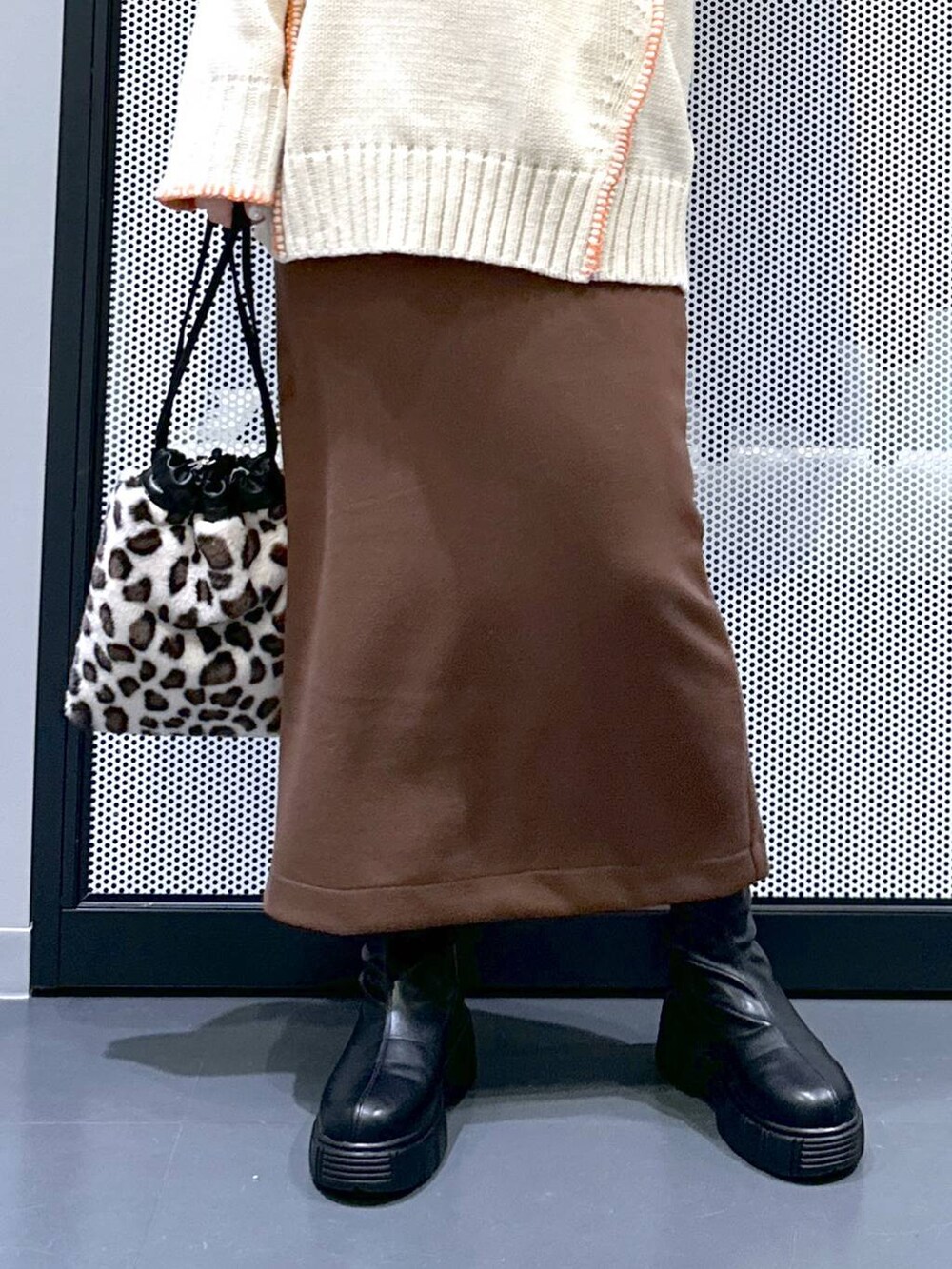 ホワイト系のブルゾン、その他のショルダーバッグ、ブラック系のブーツを着用したレディースの冬コーディネートの8枚目の写真