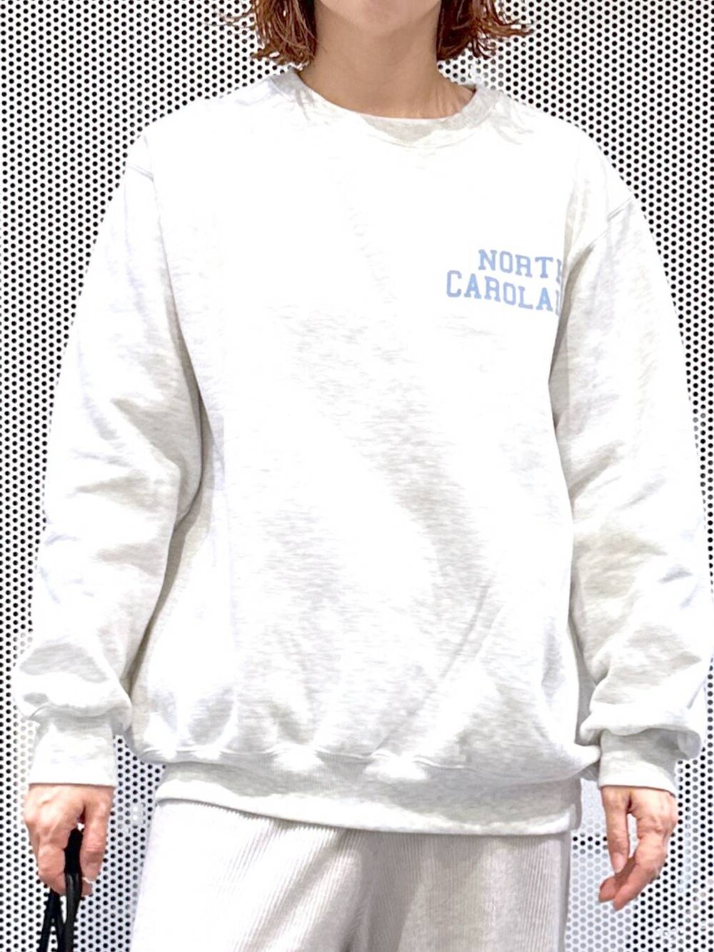 ブラウン系のスニーカー、グレー系のその他パンツ、その他のショルダーバッグを着用したレディースの冬コーディネートの8枚目の写真