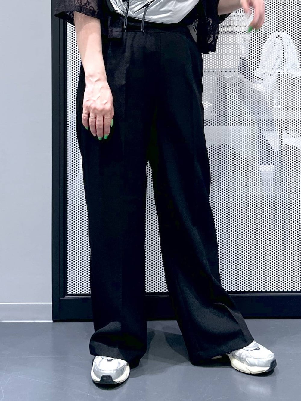 シルバー系のボディバッグ/ウエストポーチ、ブラック系のシャツ/ブラウス、ブラック系のTシャツ/カットソーを着用したレディースの春コーディネートの6枚目の写真