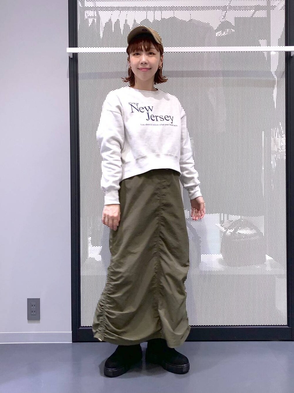 ブラック系のバックパック/リュック、グリーン系のスカート、ブラック系のベストを着用したレディースの冬コーディネートの9枚目の写真