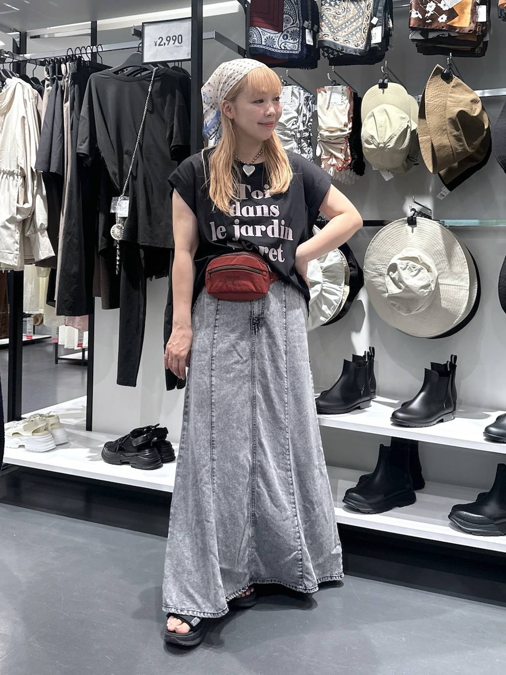 ブラック系のTシャツ/カットソー、レッド系のボディバッグ/ウエストポーチ、ブラック系のデニムスカートを着用したレディースの夏コーディネートの2枚目の写真