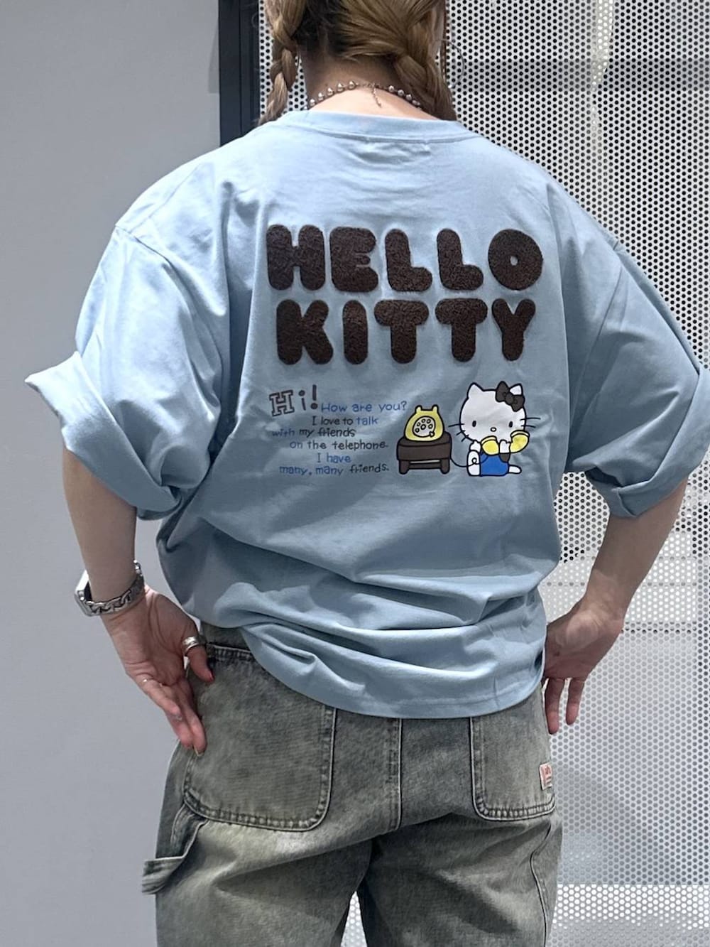 レッド系のトートバッグ、その他のピアス(両耳用)、シルバー系のデジタル腕時計を着用したレディースの夏コーディネートの4枚目の写真