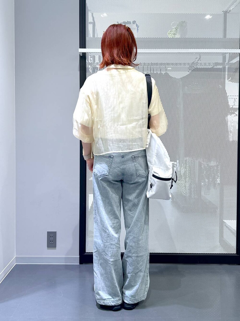 ホワイト系のショルダーバッグ、その他のサンダル、ブルー系のデニムパンツを着用したレディースの夏コーディネートの4枚目の写真