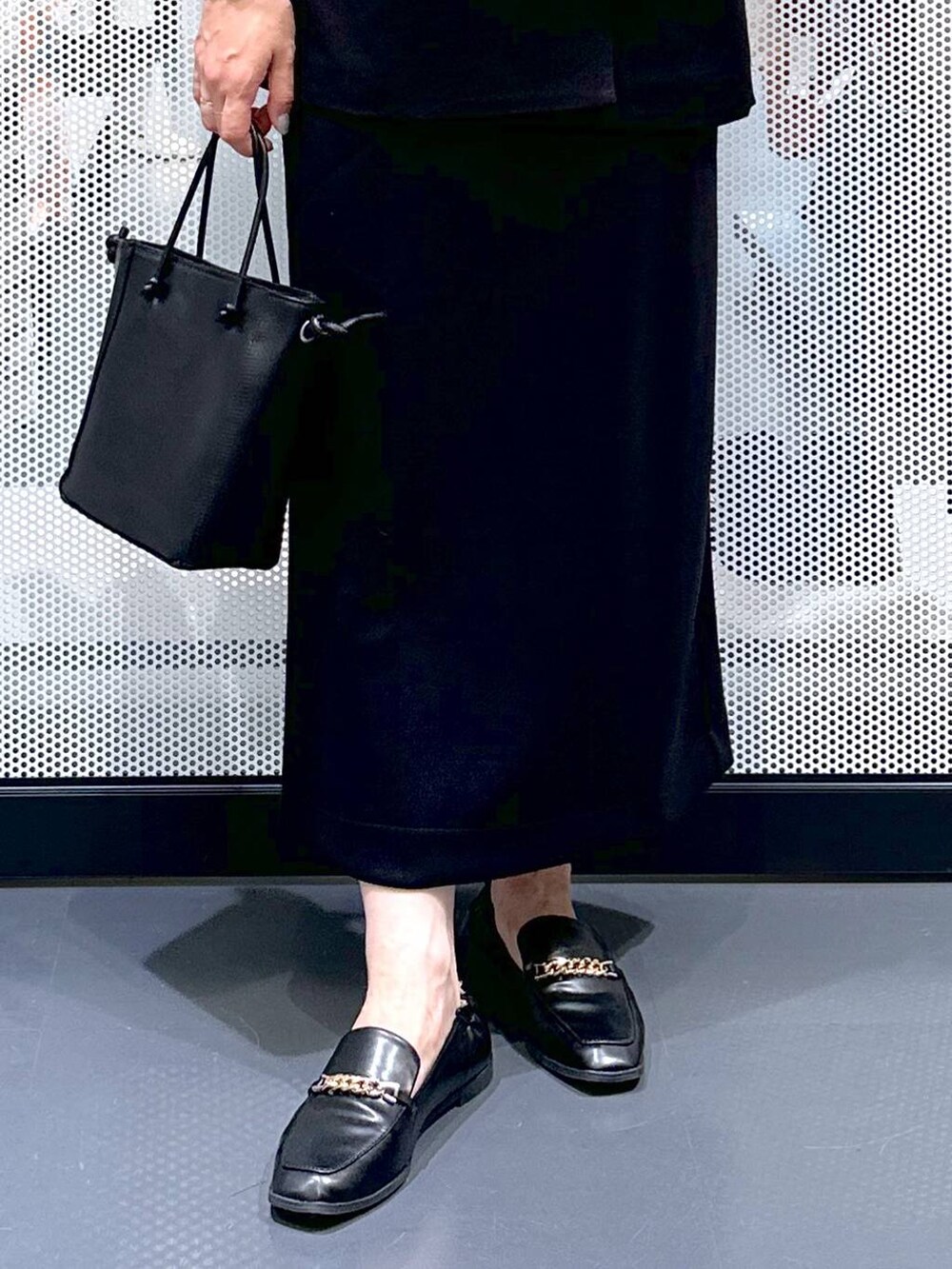 ホワイト系のシャツ/ブラウス、ブラック系のショルダーバッグ、ブラック系のローファーを着用したレディースの冬コーディネートの5枚目の写真