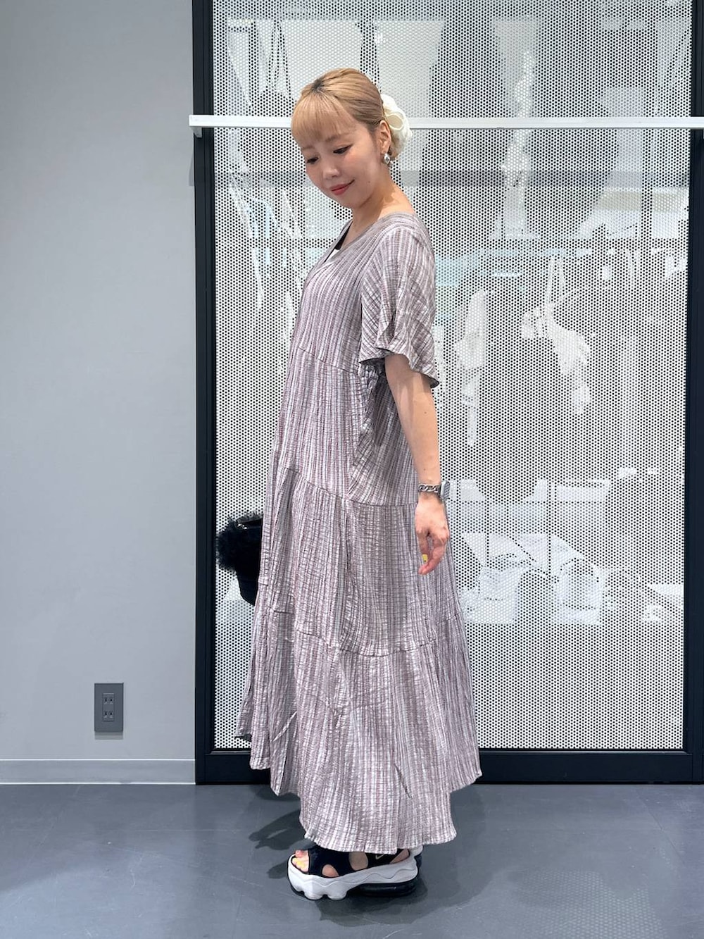 ブラック系のショルダーバッグ、グレー系のワンピース、その他のヘアピンを着用したレディースの夏コーディネートの2枚目の写真