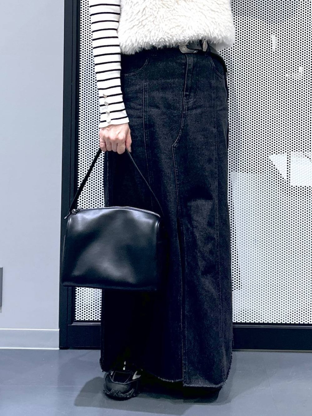 ホワイト系のニット/セーター、グレー系のスニーカー、ブラック系のショルダーバッグを着用したレディースの秋コーディネートの5枚目の写真