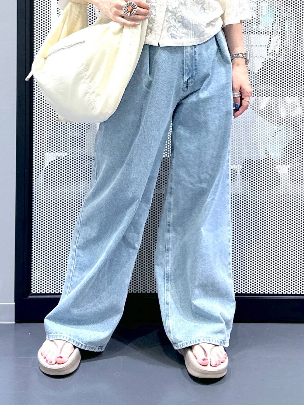 ベージュ系のシャツ/ブラウス、ブルー系のデニムパンツ、ホワイト系のショルダーバッグを着用したレディースの夏コーディネートの6枚目の写真