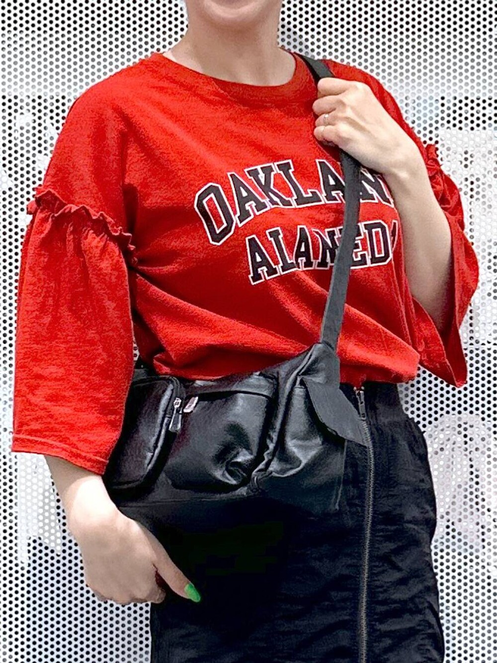 ブラック系のスカート、ブラック系のショルダーバッグ、レッド系のTシャツ/カットソーを着用したレディースの春コーディネートの4枚目の写真