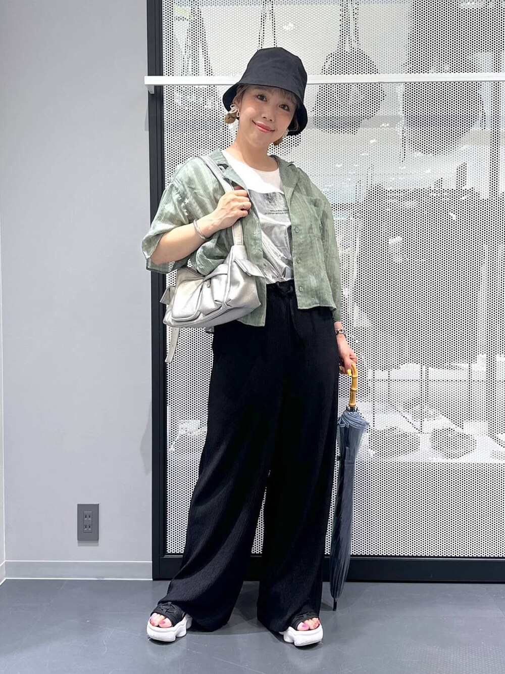 その他のショルダーバッグ、ブラック系のその他パンツ、ホワイト系のTシャツ/カットソーを着用したレディースの夏コーディネートの2枚目の写真