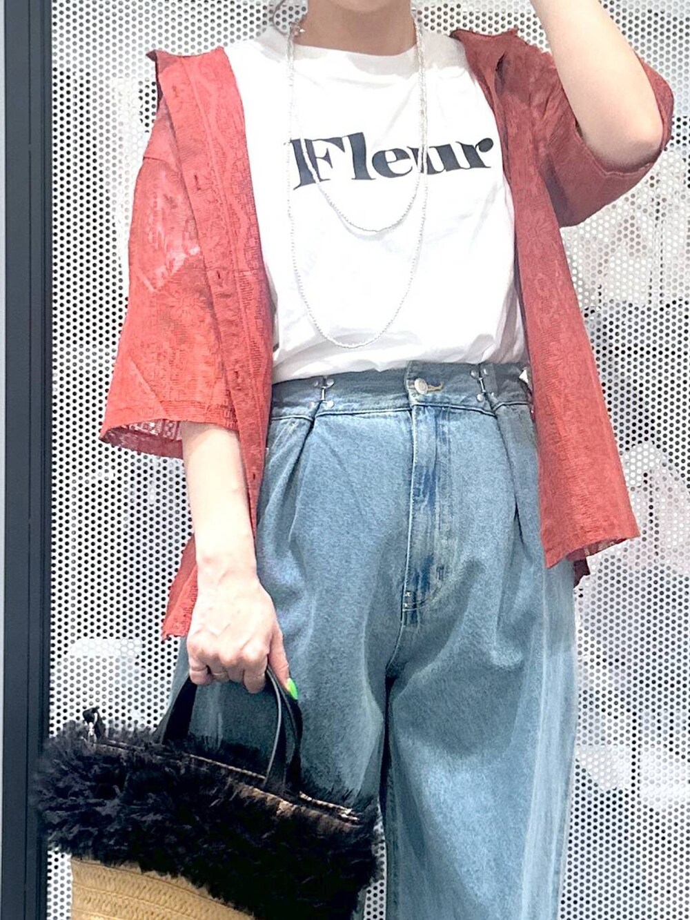 ブルー系のデニムパンツ、ホワイト系のTシャツ/カットソー、ベージュ系のショルダーバッグを着用したレディースの春コーディネートの3枚目の写真