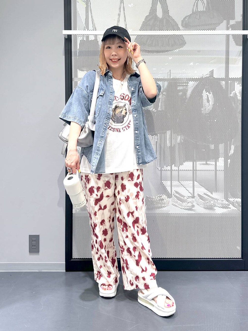 その他のショルダーバッグ、ブルー系のシャツ/ブラウス、ホワイト系のその他パンツを着用したレディースの春コーディネートの6枚目の写真