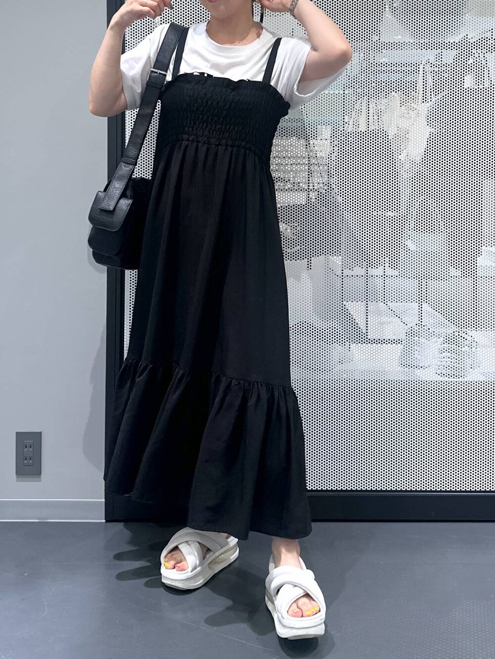 ブラック系のショルダーバッグ、ホワイト系のTシャツ/カットソー、ブラック系のワンピースを着用したレディースの夏コーディネートの4枚目の写真