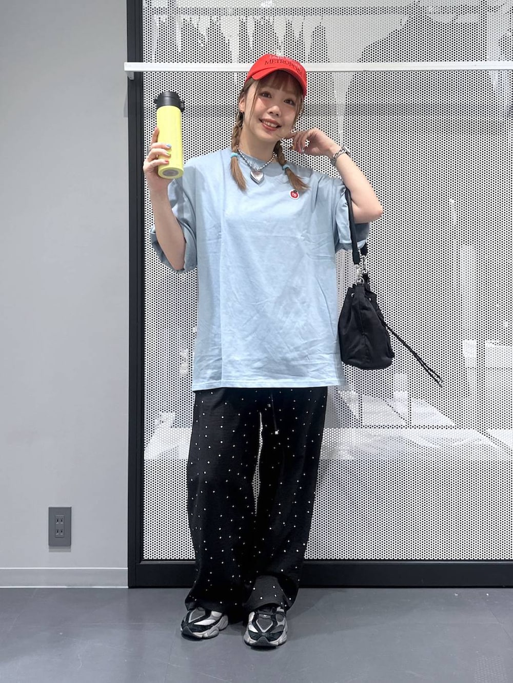 その他のその他パンツ、ブラック系のショルダーバッグ、その他のピアス（両耳用）を着用したレディースの春コーディネートの2枚目の写真