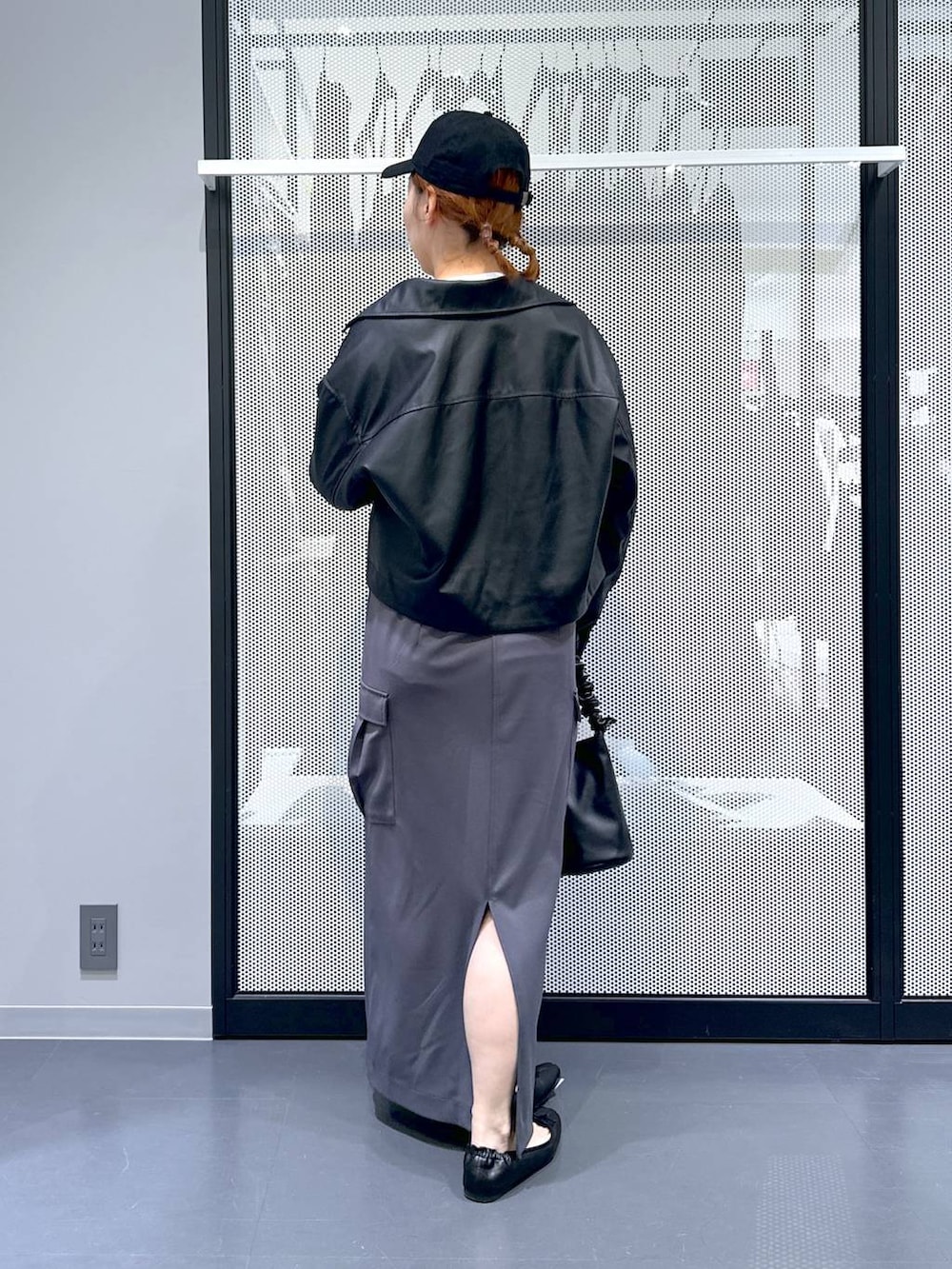 ブラック系のショルダーバッグ、ブラック系のブルゾン、ホワイト系のTシャツ/カットソーを着用したレディースの春コーディネートの3枚目の写真