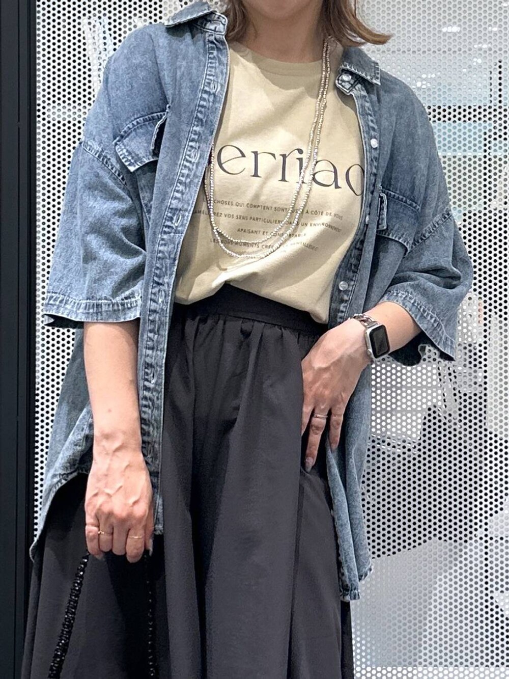 ブラック系のかごバッグ、ブルー系のシャツ/ブラウス、グレー系のその他パンツを着用したレディースの夏コーディネートの4枚目の写真