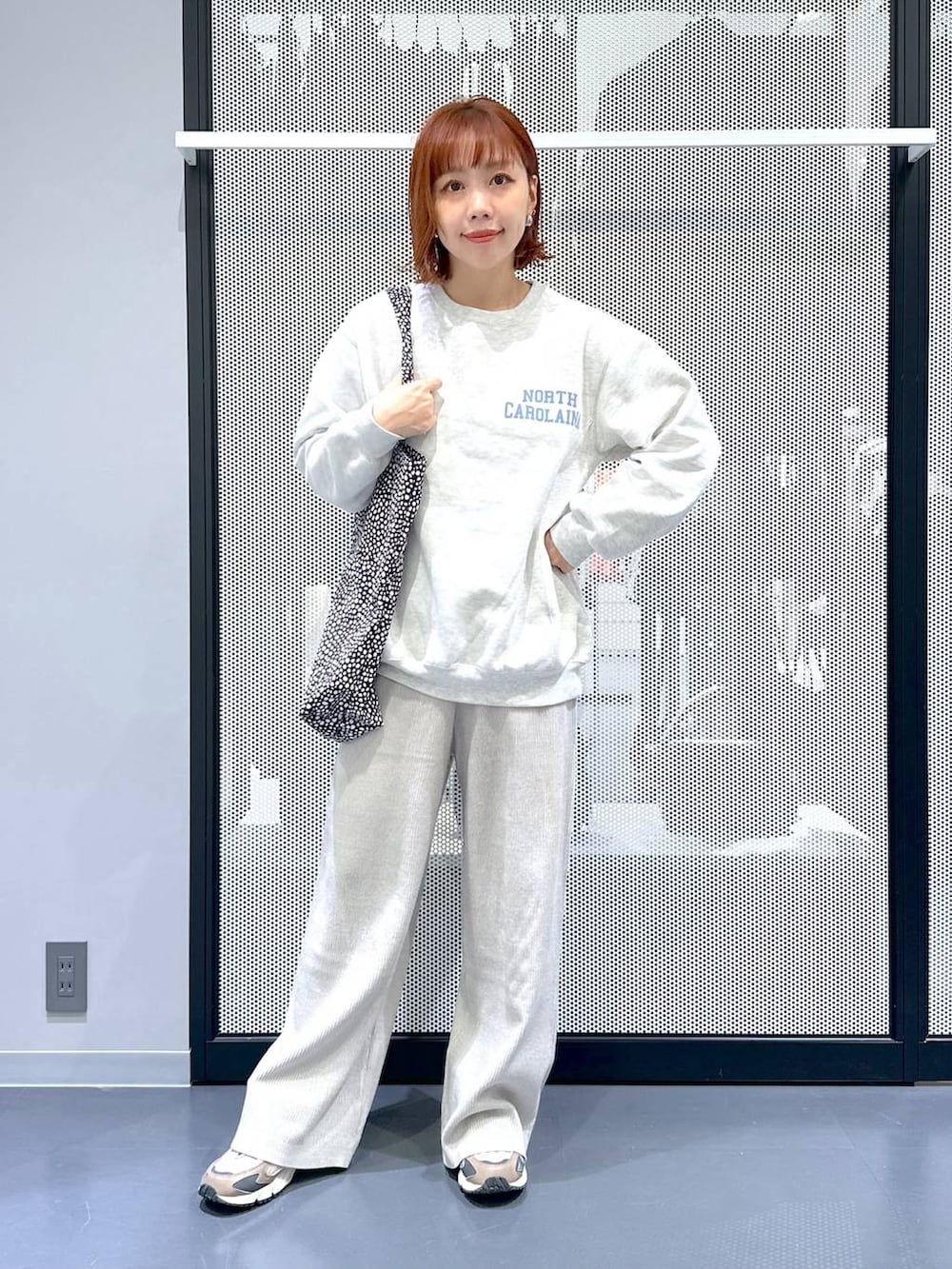 ブラウン系のスニーカー、グレー系のその他パンツ、その他のショルダーバッグを着用したレディースの冬コーディネートの2枚目の写真