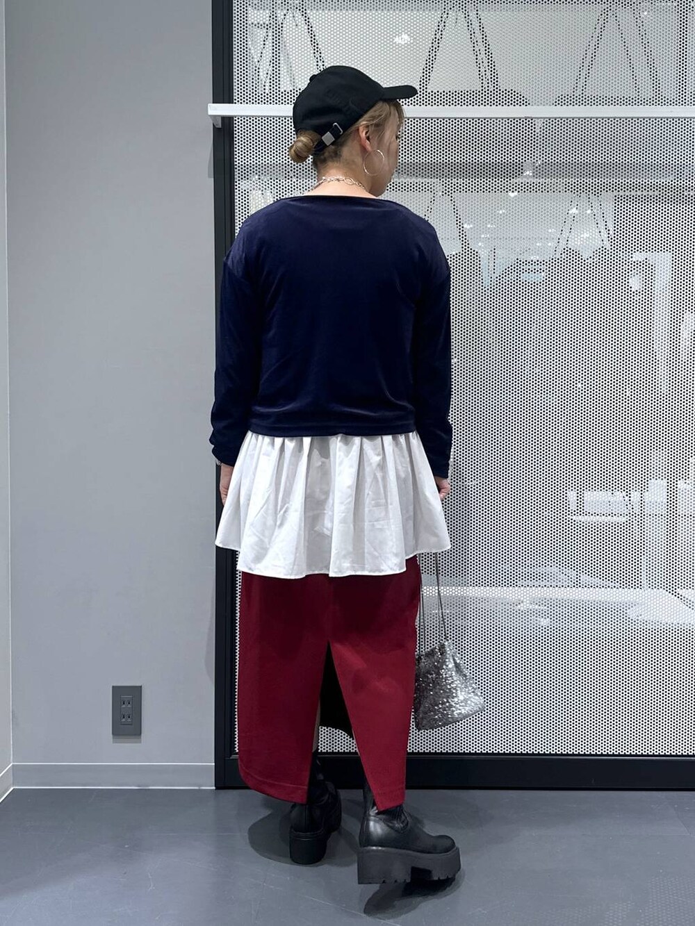 レッド系のスカート、シルバー系のショルダーバッグ、ブルー系のTシャツ/カットソーを着用したレディースの秋コーディネートの3枚目の写真