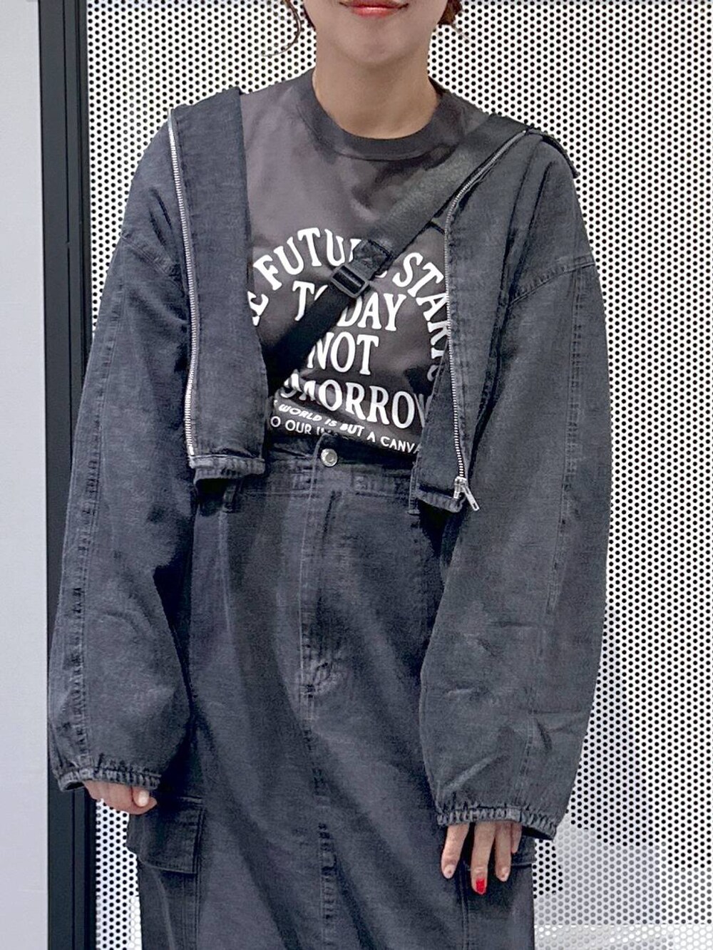 ブラック系のスニーカー、グレー系のデニムスカート、グレー系のデニムジャケットを着用したレディースの春コーディネートの6枚目の写真