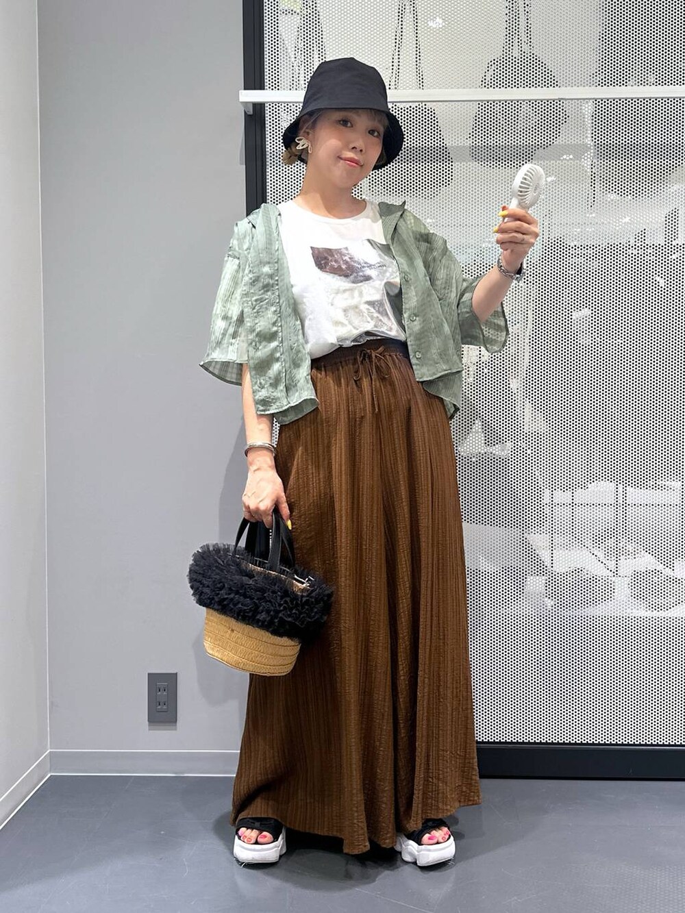 ベージュ系のショルダーバッグ、ホワイト系のTシャツ/カットソー、グリーン系のシャツ/ブラウスを着用したレディースの春コーディネートの2枚目の写真