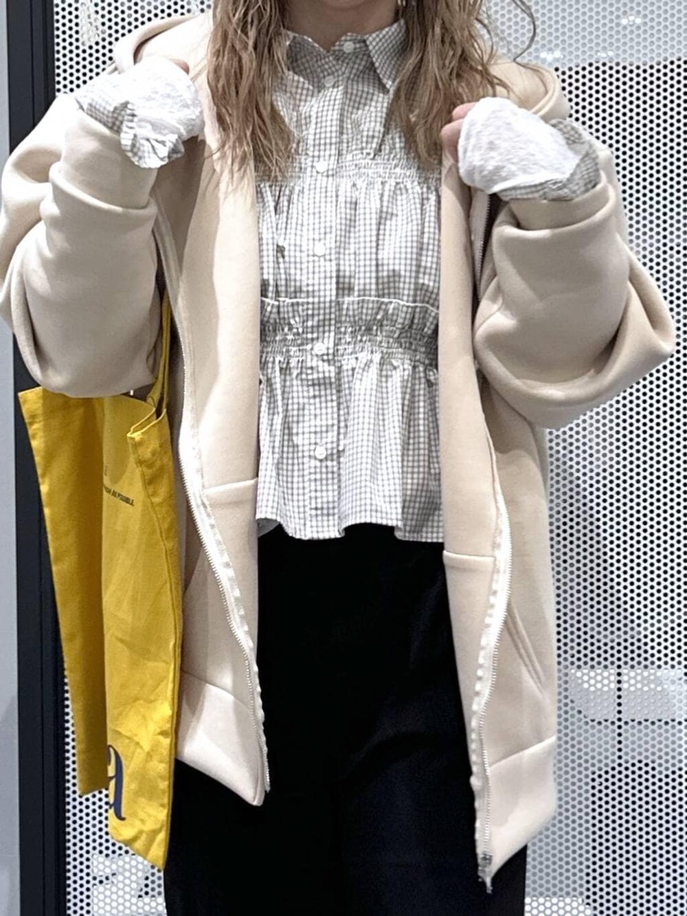 ホワイト系のTシャツ/カットソー、イエロー系のトートバッグ、ブラック系のその他パンツを着用したレディースの春コーディネートの3枚目の写真