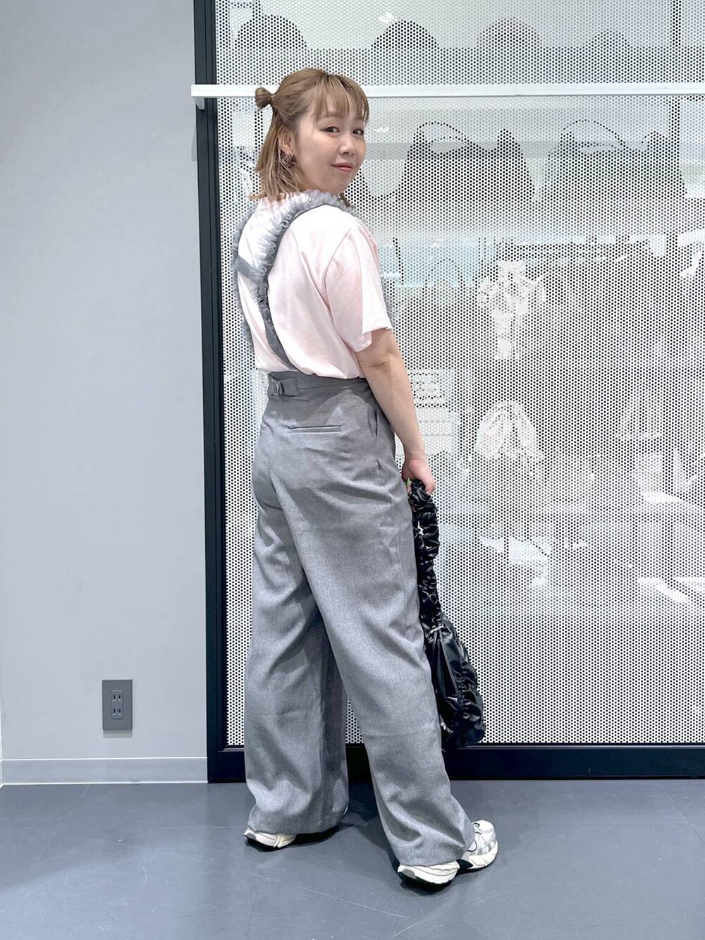 ピンク系のTシャツ/カットソー、グレー系のその他パンツ、ブラック系のショルダーバッグを着用したレディースの春コーディネートの3枚目の写真