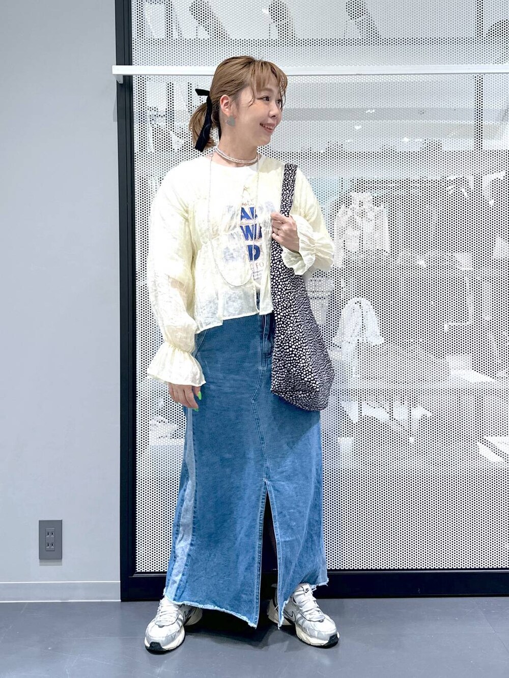 ブルー系のデニムスカート、ベージュ系のシャツ/ブラウス、その他のトートバッグを着用したレディースの春コーディネートの5枚目の写真