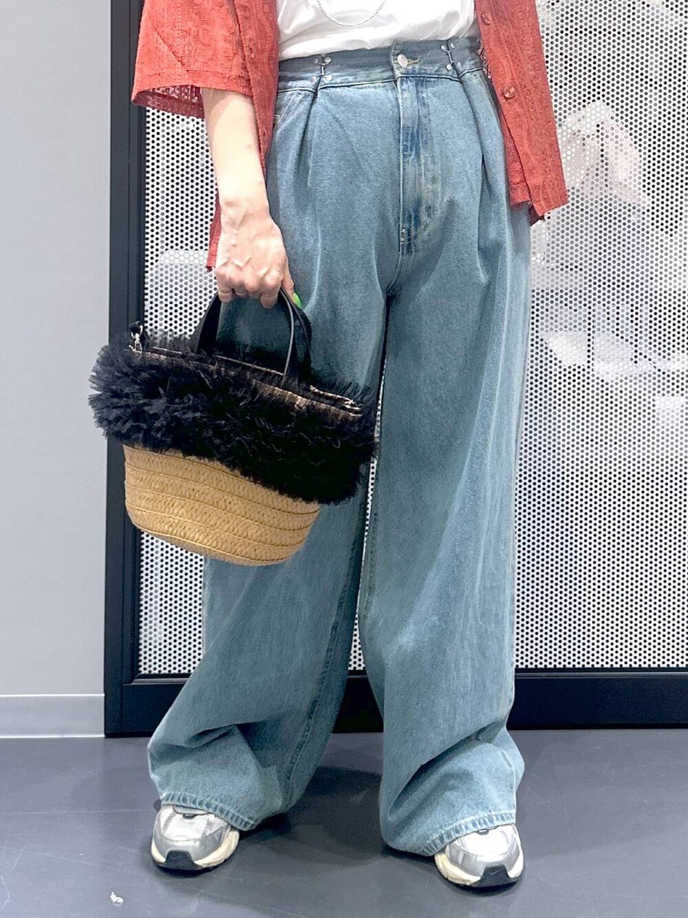 ブルー系のデニムパンツ、ホワイト系のTシャツ/カットソー、ベージュ系のショルダーバッグを着用したレディースの春コーディネートの4枚目の写真