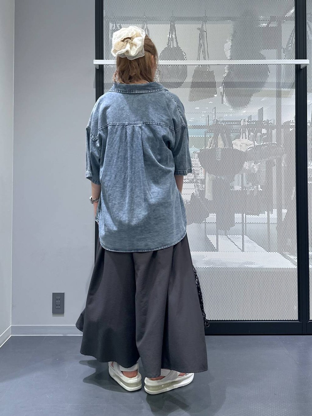 ブラック系のかごバッグ、ブルー系のシャツ/ブラウス、グレー系のその他パンツを着用したレディースの夏コーディネートの3枚目の写真