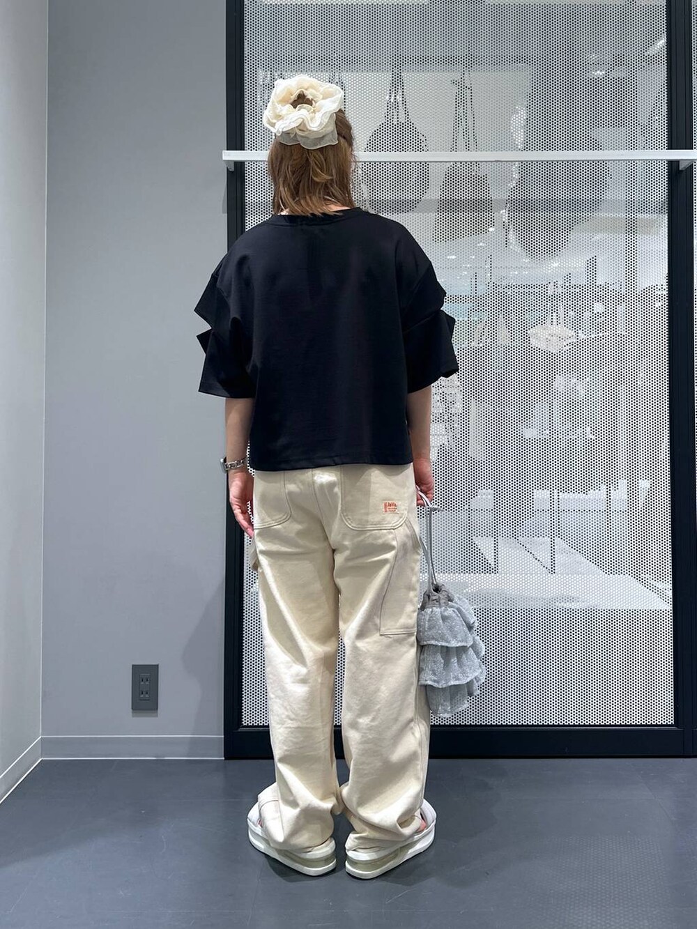 グレー系のショルダーバッグ、ブラック系のTシャツ/カットソー、その他のピアス（両耳用）を着用したレディースの夏コーディネートの3枚目の写真