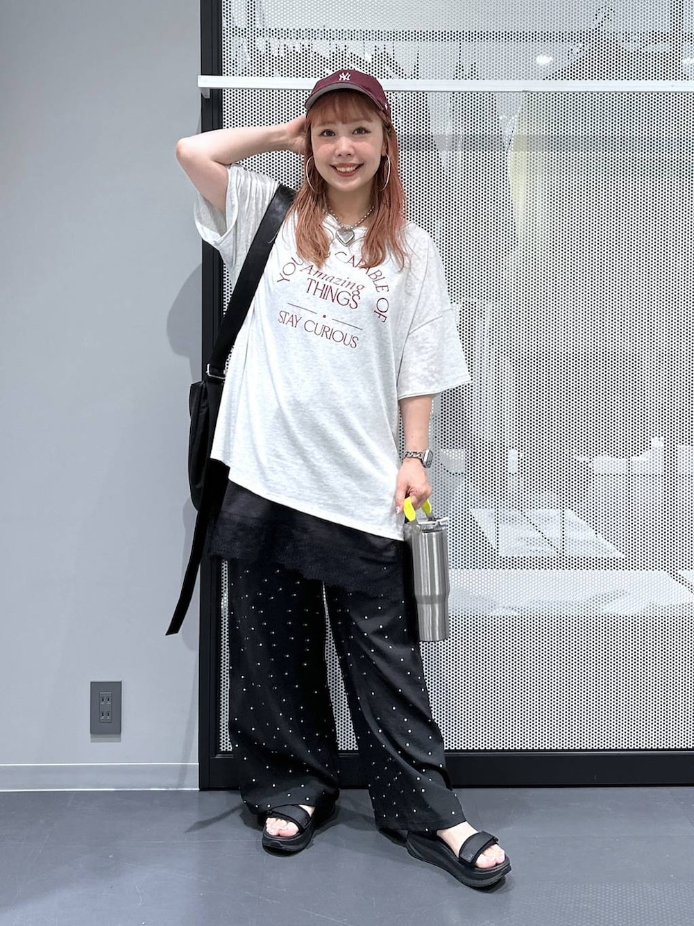 その他のその他パンツ、ブラック系のワンピース、ブラック系のショルダーバッグを着用したレディースの夏コーディネートの2枚目の写真