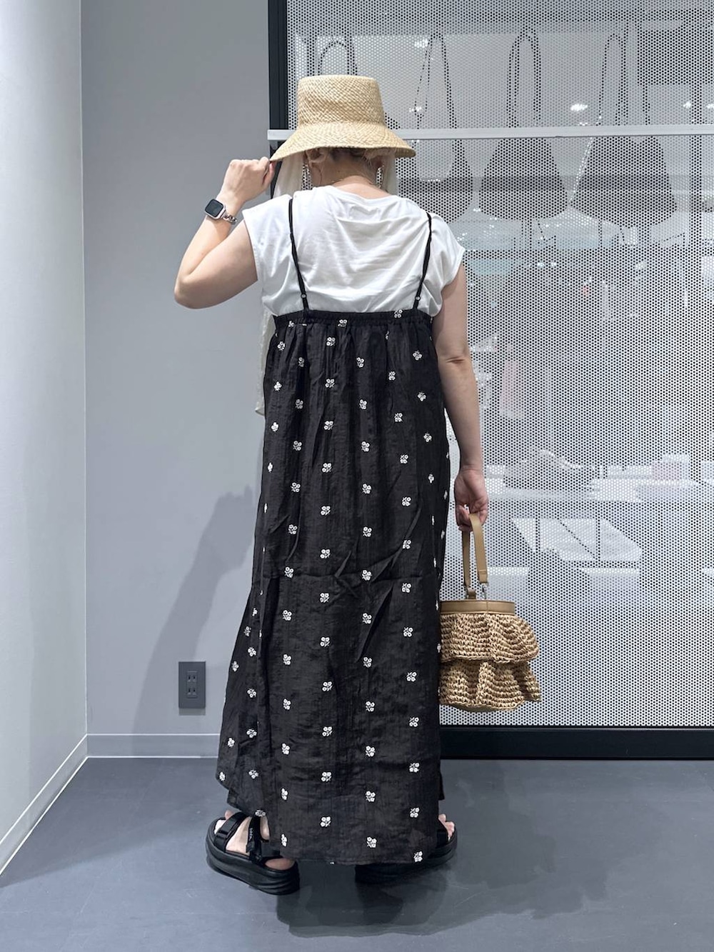 ブラック系のワンピース、ベージュ系のショルダーバッグ、ホワイト系のTシャツ/カットソーを着用したレディースの夏コーディネートの3枚目の写真